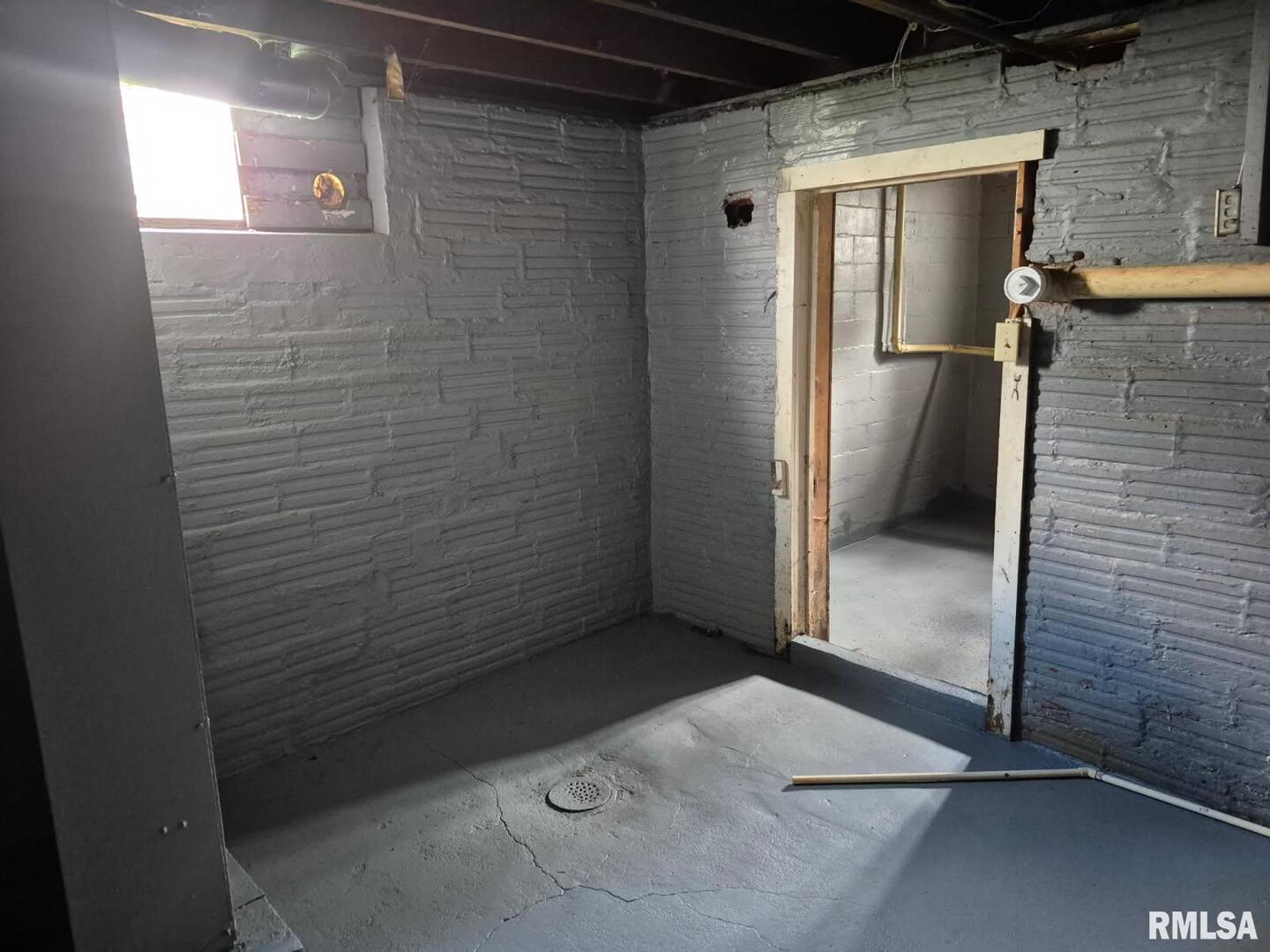 548 Edwards Street Kewanee, IL 61443 - Photo 18 of 18 a view of a wooden door