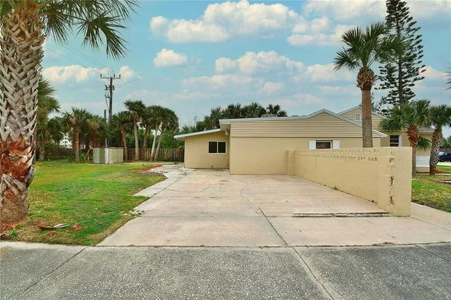 a view of a yard with palm trees