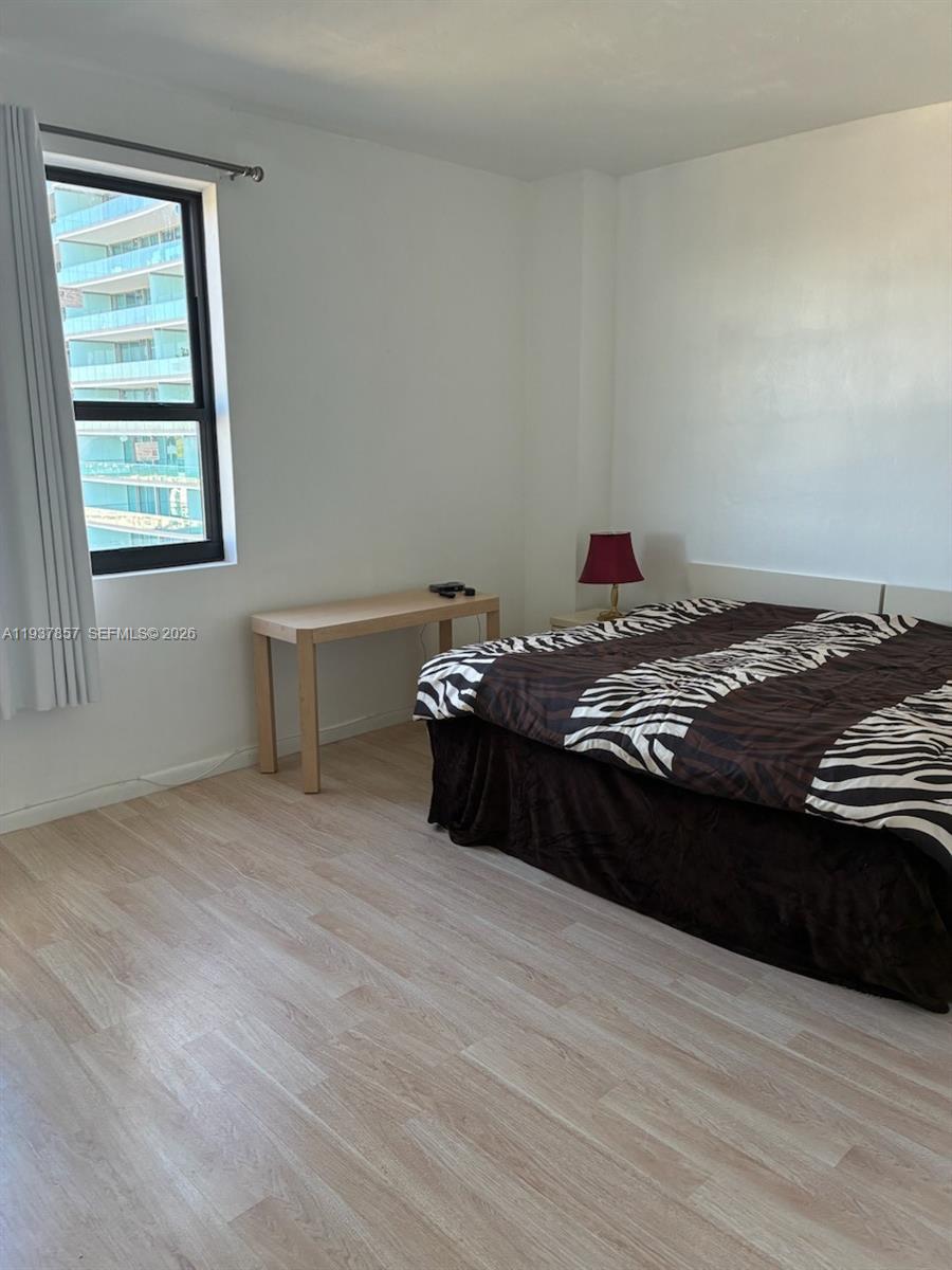 10185 Collins Avenue, Unit PH02 Bal Harbour, FL 33154 - Photo 33 of 37 a bedroom with a bed and a window