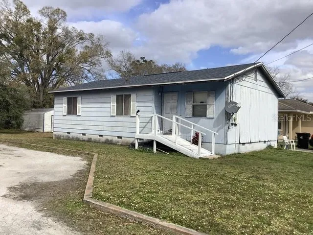 a view of a house with a yard
