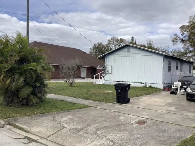 a view of a house with backyard