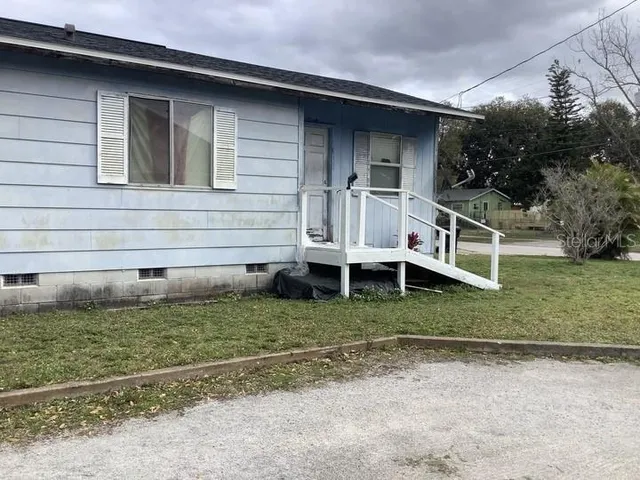 a view of a house with a yard