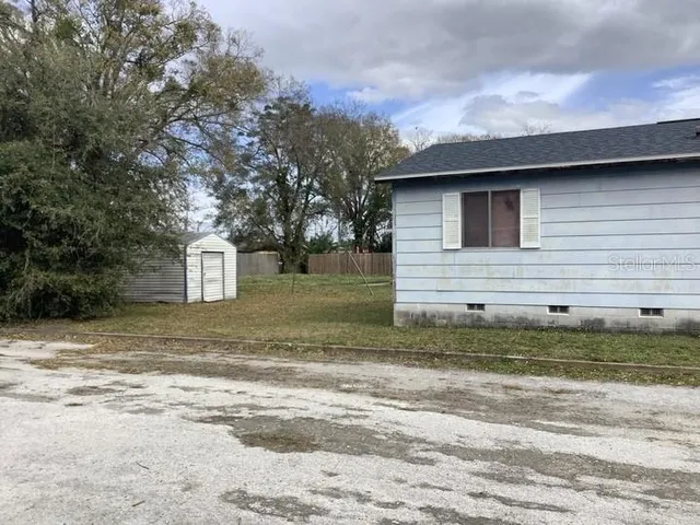 a view of a house with a backyard
