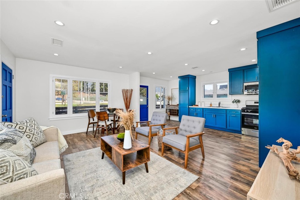 294 Bella Vista Avenue Pasadena, CA 91107 - Photo 13 of 37 a living room with furniture and a wooden floor