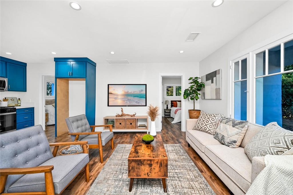 294 Bella Vista Avenue Pasadena, CA 91107 - Photo 14 of 37 a living room with furniture and a flat screen tv