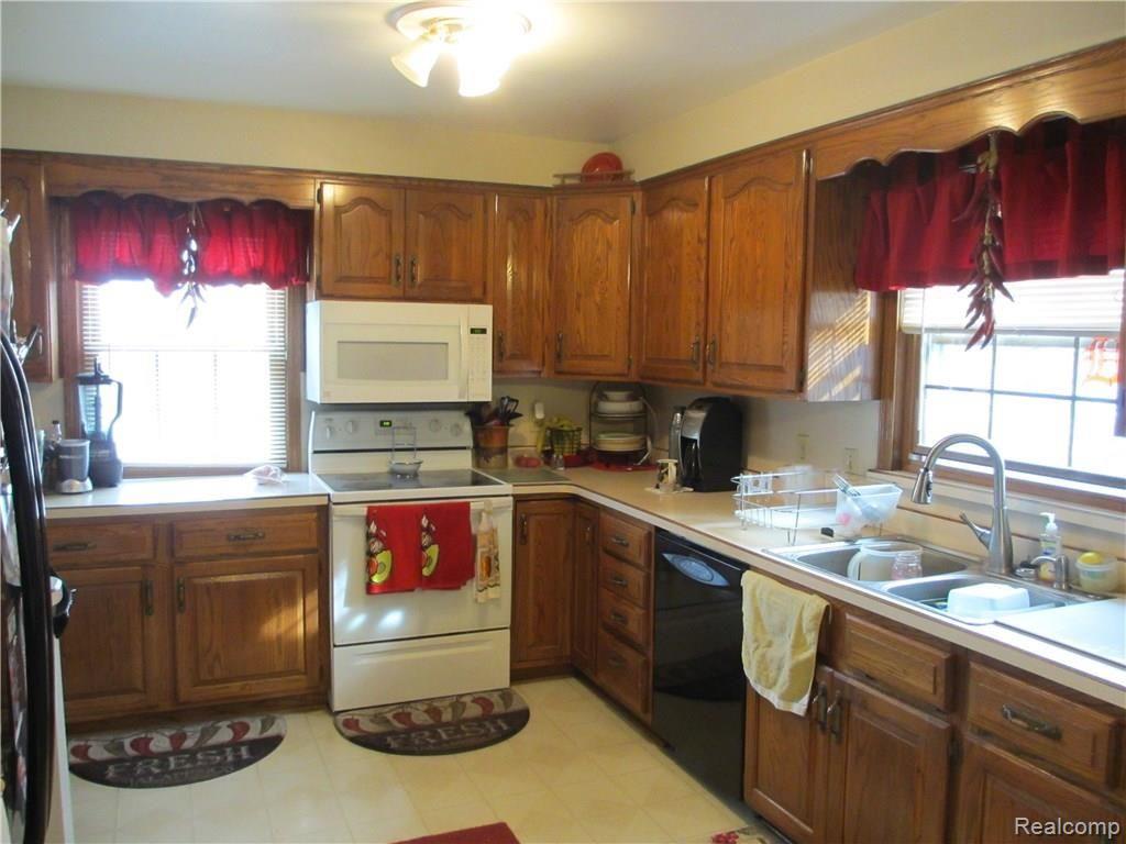 13219 Rosedale Street Southgate, MI 48195 - Photo 13 of 19 IMG_8549.JPG