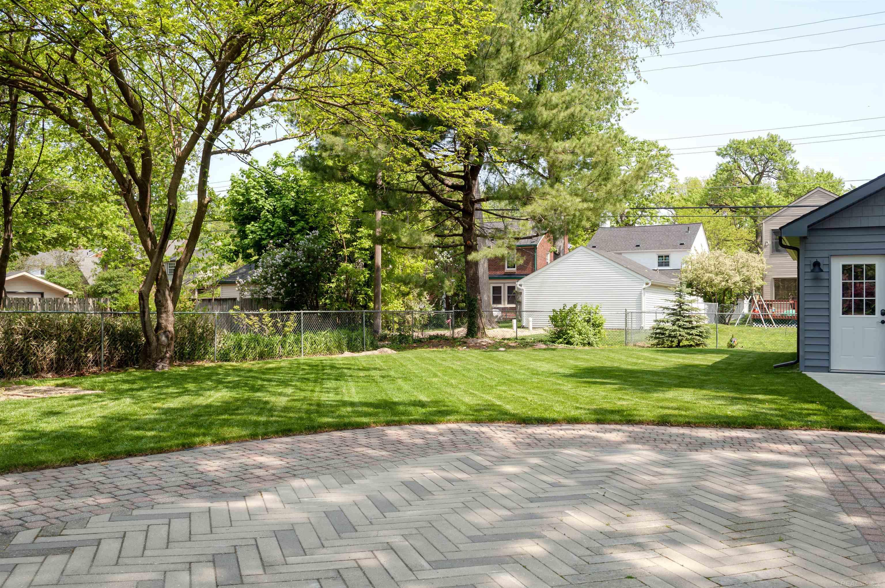 1772 Prestwick Road Grosse Pointe, MI 48236 - Photo 45 of 58 50110096-44.JPG