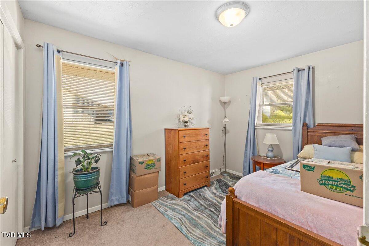 1308 Knob Creek Road Johnson City, TN 37604 - Photo 9 of 42 09-128A9080