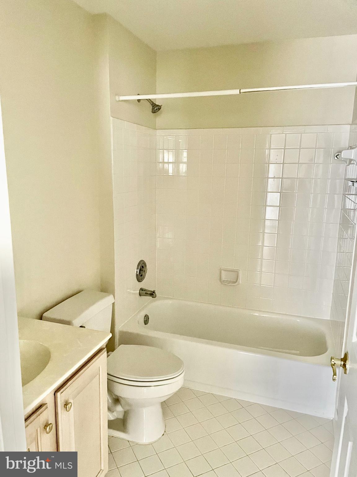 102 Kendrick Place, Unit 10222 Gaithersburg, MD 20878 - Photo 7 of 17 a bathroom with a toilet and a bathtub