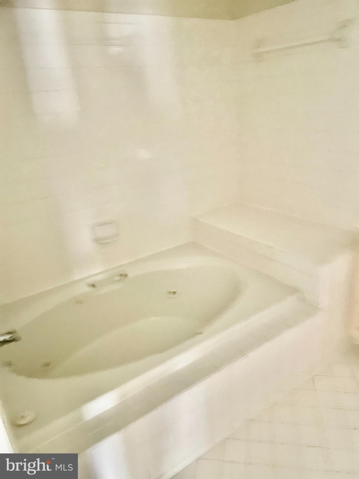 102 Kendrick Place, Unit 10222 Gaithersburg, MD 20878 - Photo 10 of 17 a bathroom with a bathtub