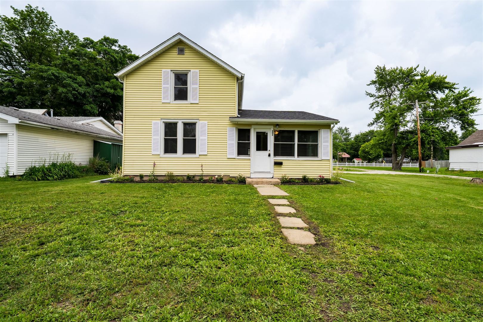 a view of a house with a yard