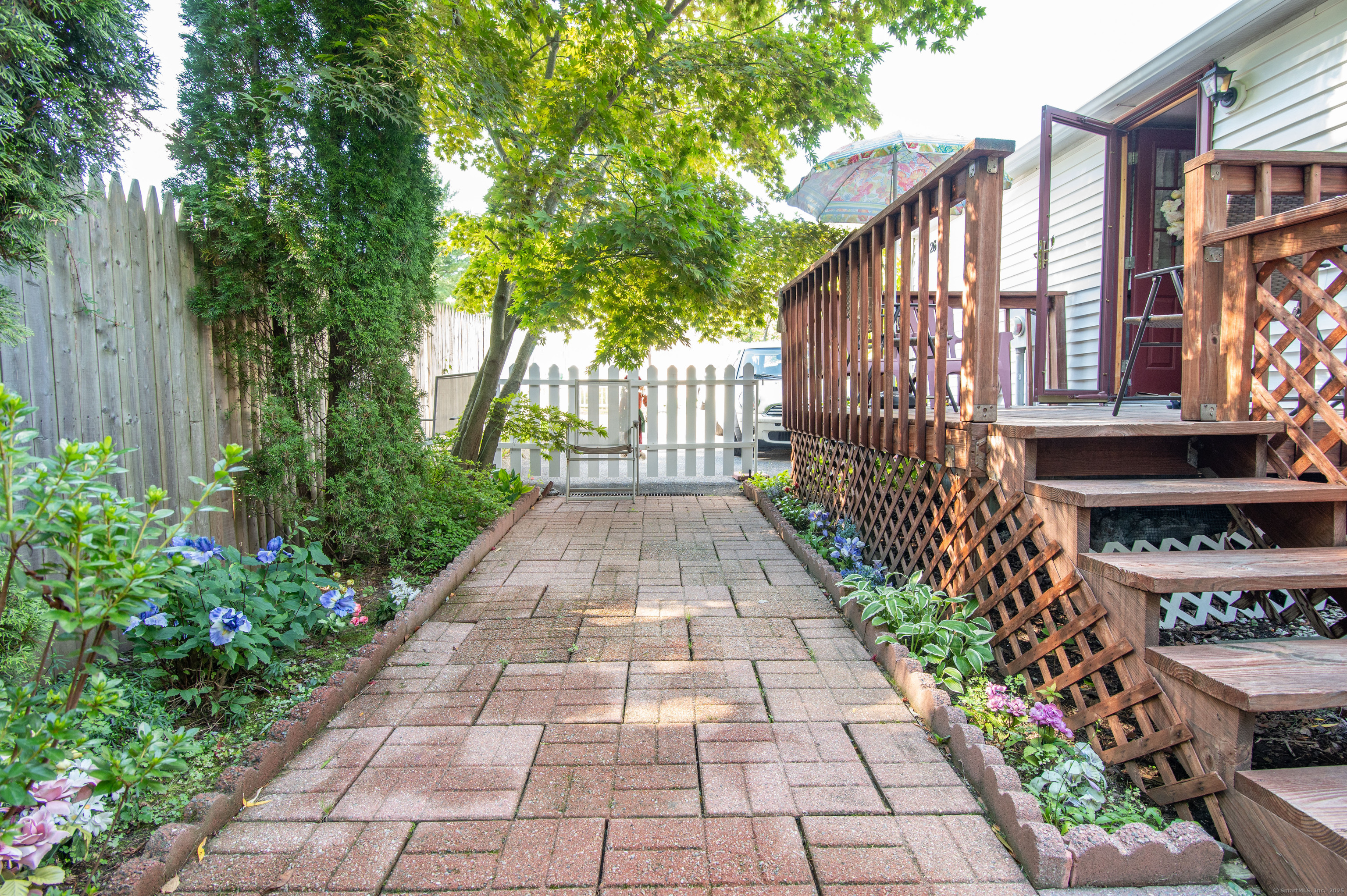 a view of a pathway with a pathway