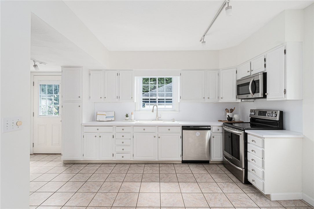 119 Upton Avenue Providence, RI 02906 - Photo 16 of 44