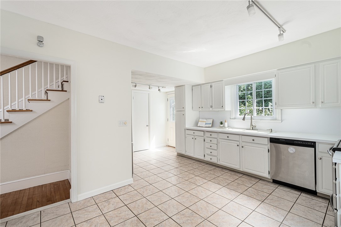 119 Upton Avenue Providence, RI 02906 - Photo 18 of 44