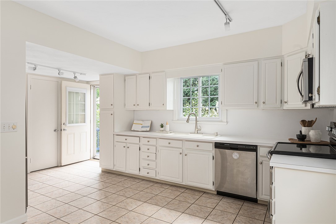 119 Upton Avenue Providence, RI 02906 - Photo 19 of 44