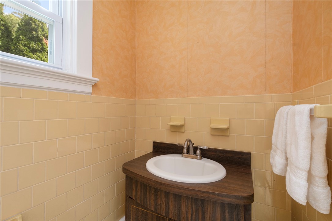 119 Upton Avenue Providence, RI 02906 - Photo 26 of 44