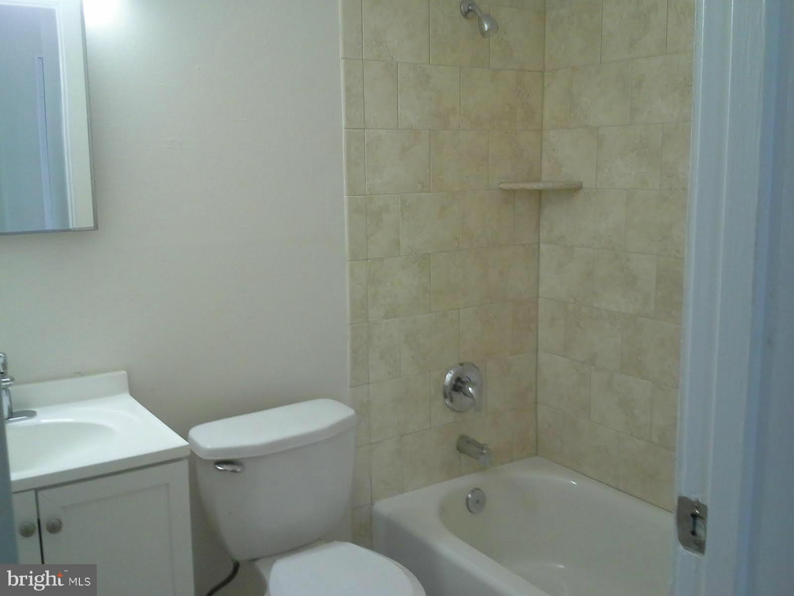 605 West Church Road Sterling, VA 20164 - Photo 8 of 14 Bath