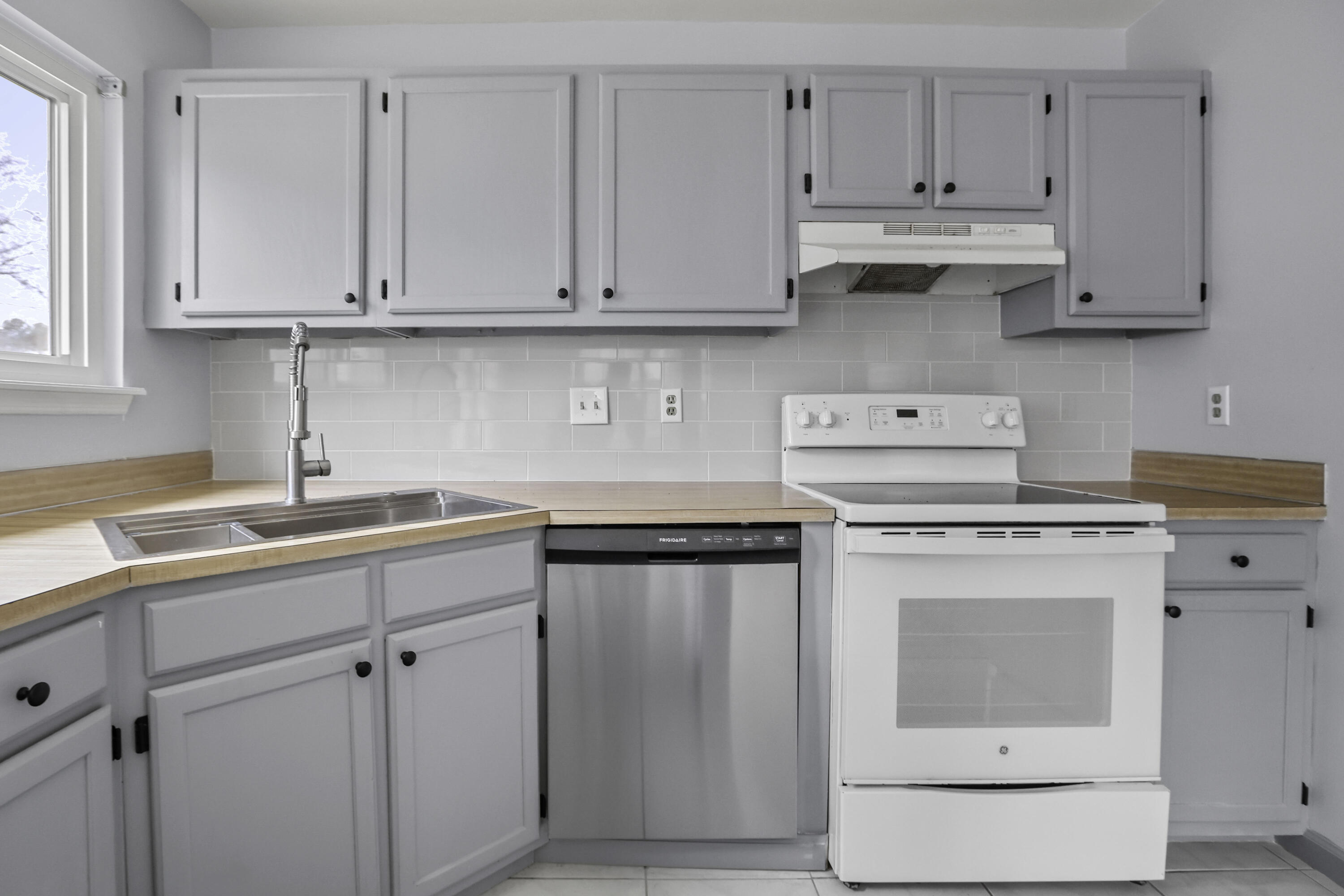 309 Commons Way Goose Creek, SC 29445 - Photo 12 of 29 309CommonsWayKitchen-CasaVerdemediaLLC6