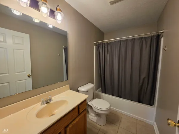 $1,550 | 1480 Royal View Lane, Greenwood, IN 46143