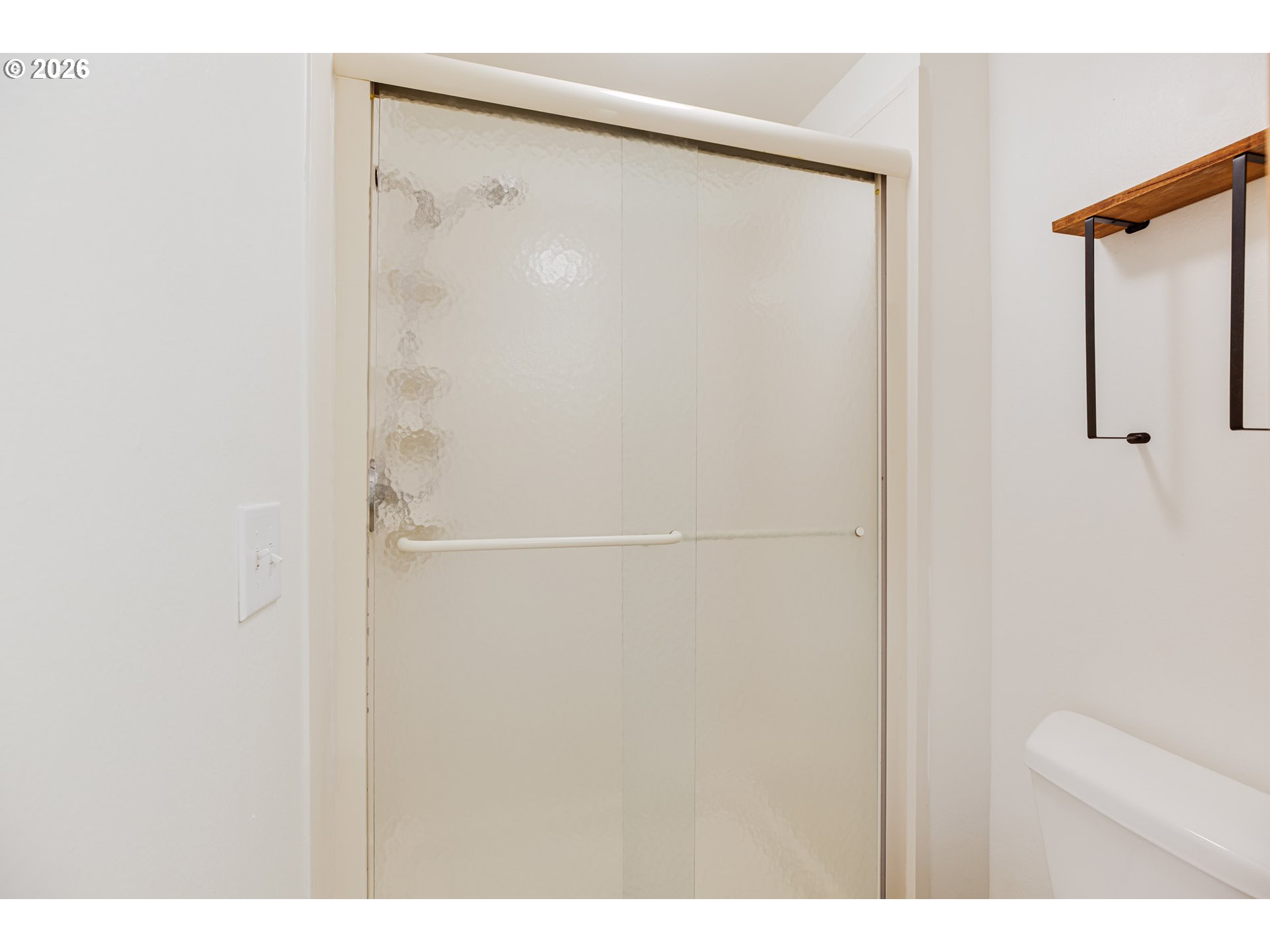 913 South Fir Court Canby, OR 97013 - Photo 21 of 37 a bathroom with a shower