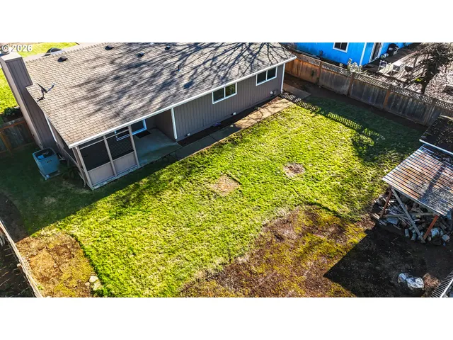 a black and white photo of a building