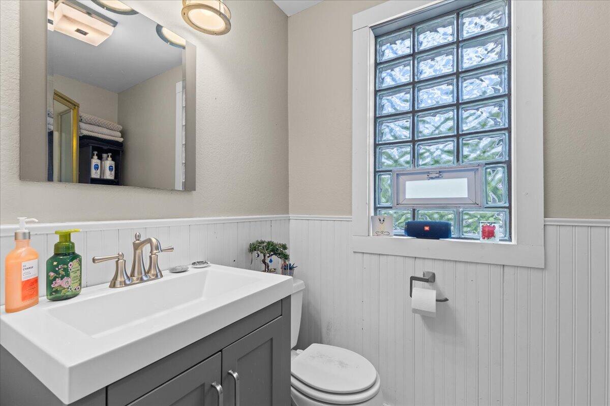 W301N9546 O Neil Road Merton, WI 53029 - Photo 11 of 34 Main Flr Full Bath w/Shower Stall
