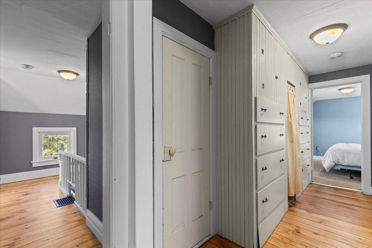 W301N9546 O Neil Road Merton, WI 53029 - Photo 14 of 34 Upper Hallway w/Closet & Drawers