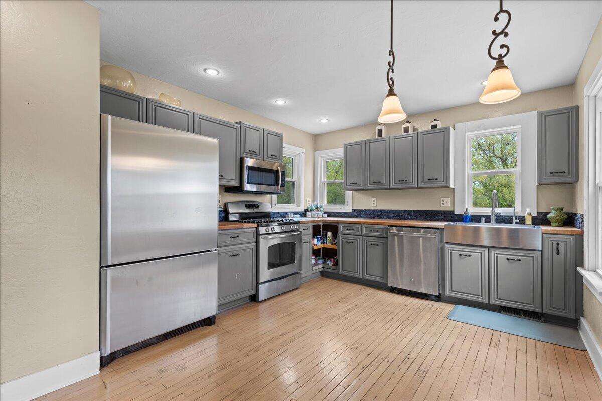 W301N9546 O Neil Road Merton, WI 53029 - Photo 8 of 34 Kitchen w/Stainless Steel Appliances