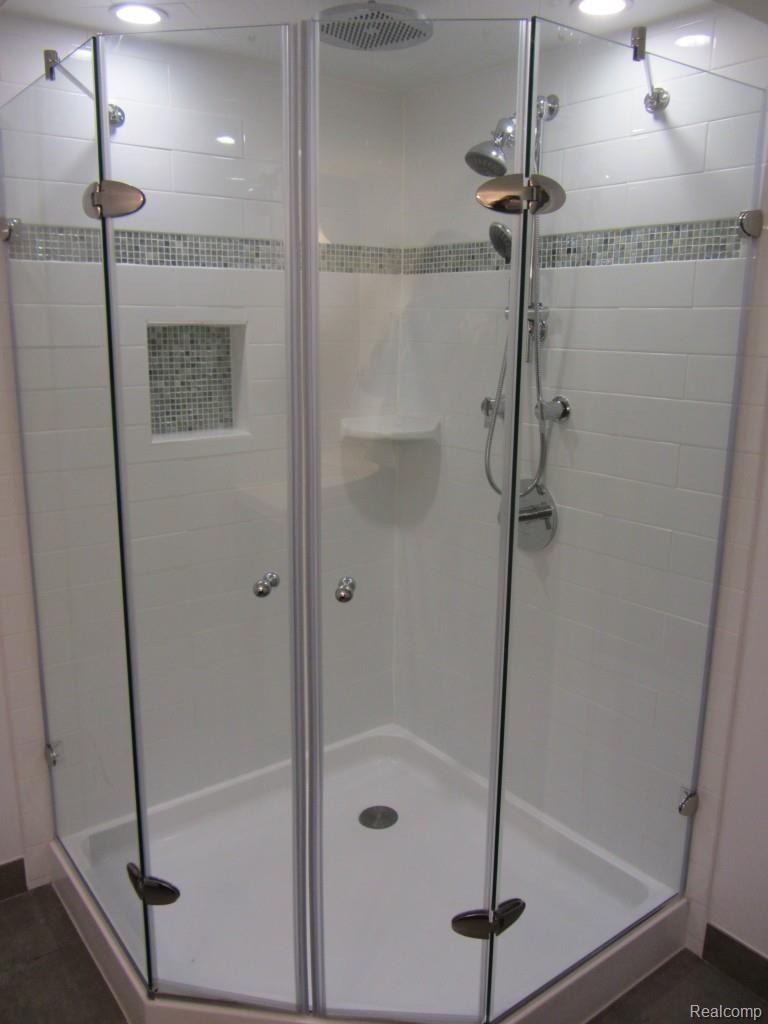 2257 Norton Road Rochester, MI 48307 - Photo 21 of 27 New Bath & Tiled Shower