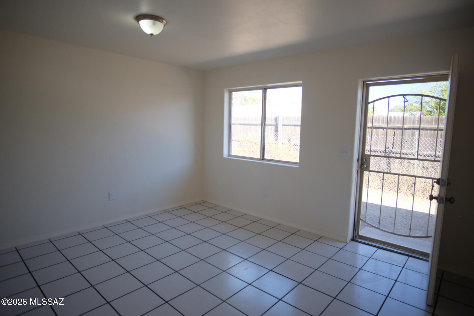 345 East Delta Road Tucson, AZ 85706 - Photo 32 of 45 an empty room with windows