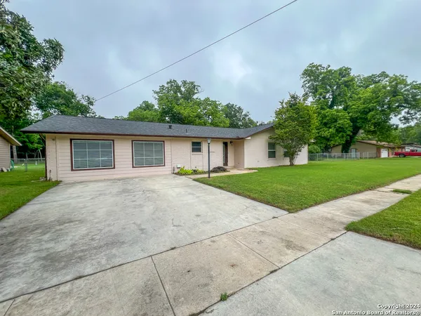 $1,600 | 113 Lake Forrest Drive, Seguin, TX 78155