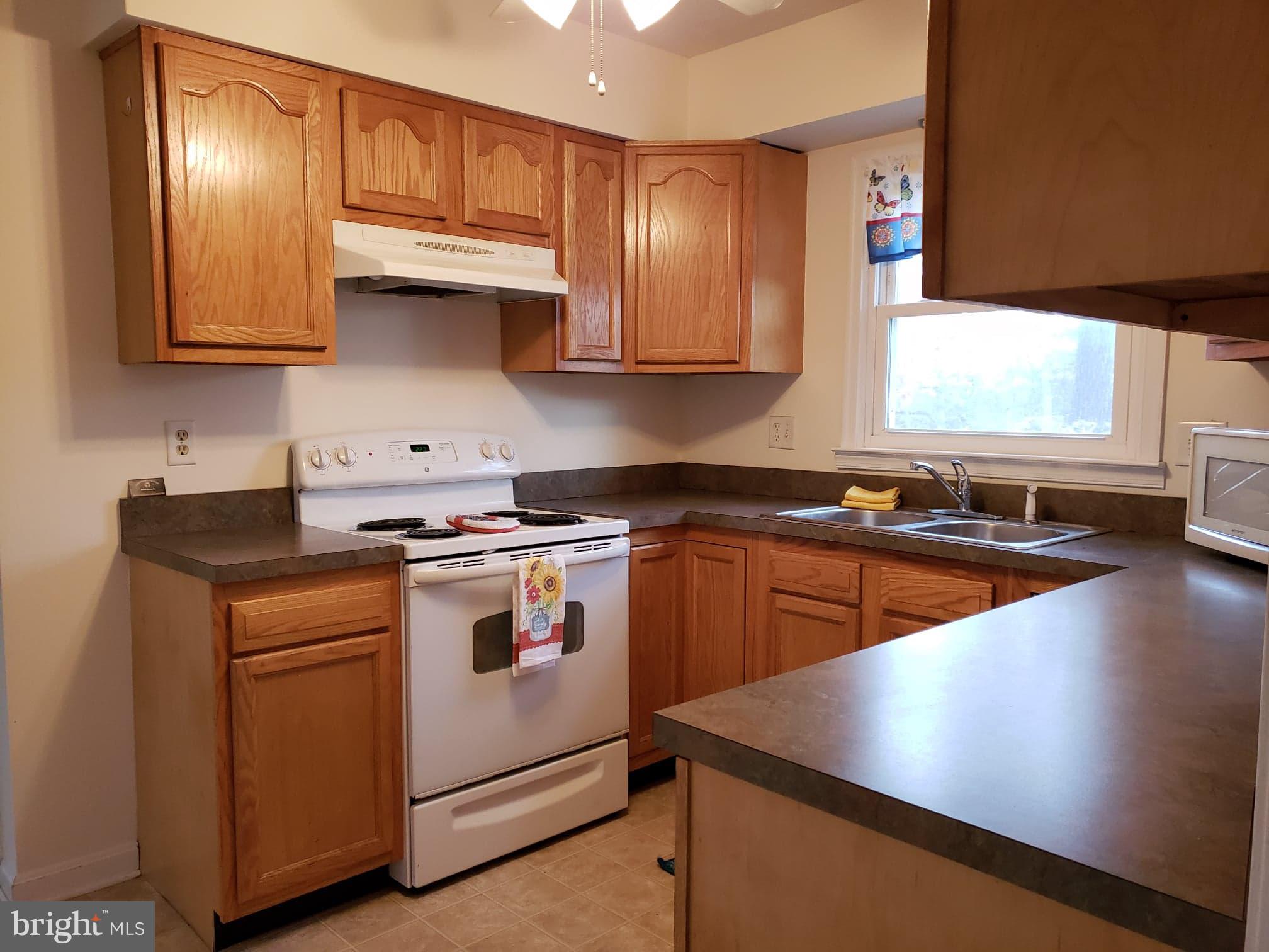 215 Ridgefield Avenue Stephens City, VA 22655 - Photo 2 of 21 Kitchen