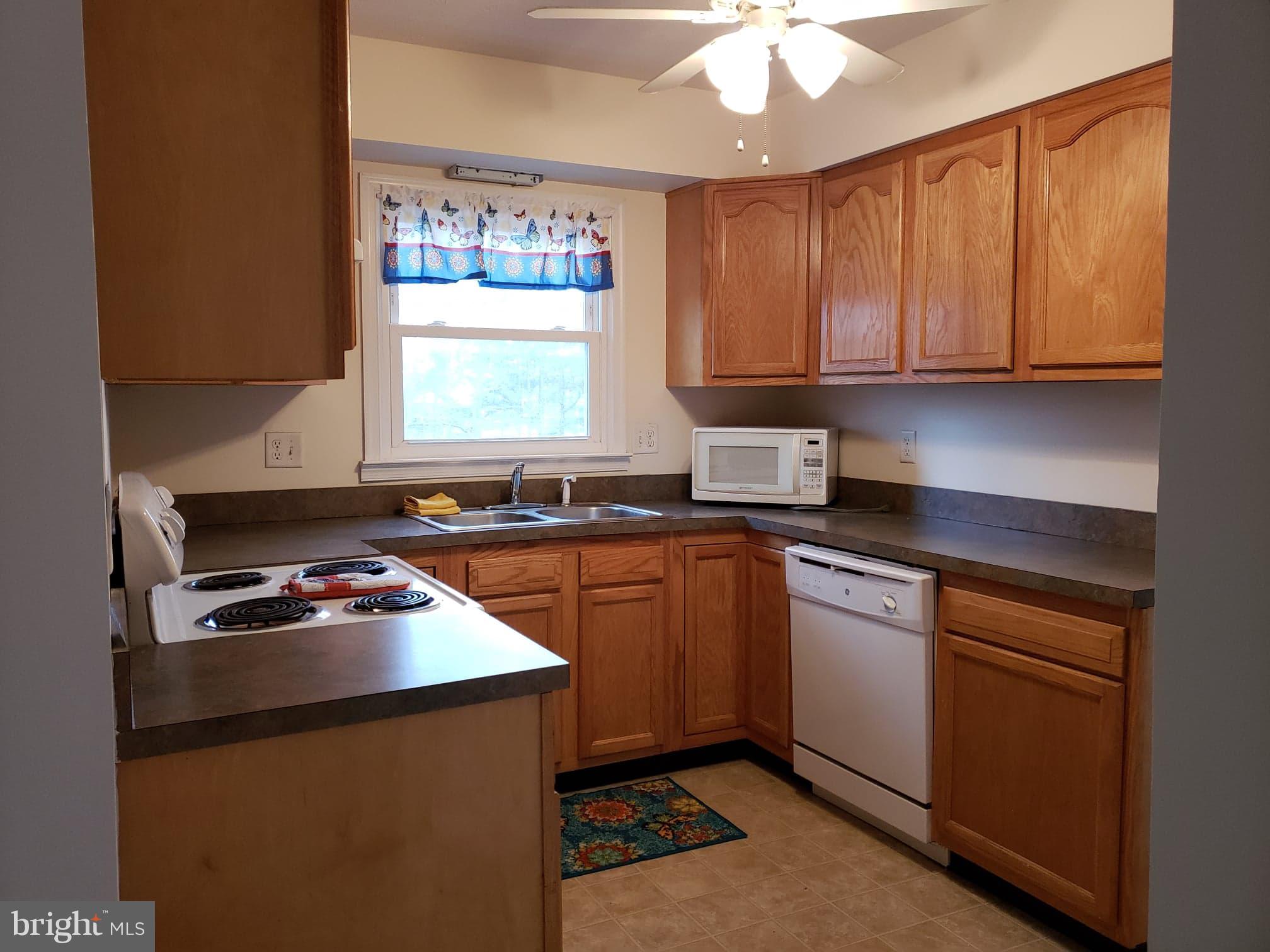 215 Ridgefield Avenue Stephens City, VA 22655 - Photo 8 of 21 Kitchen