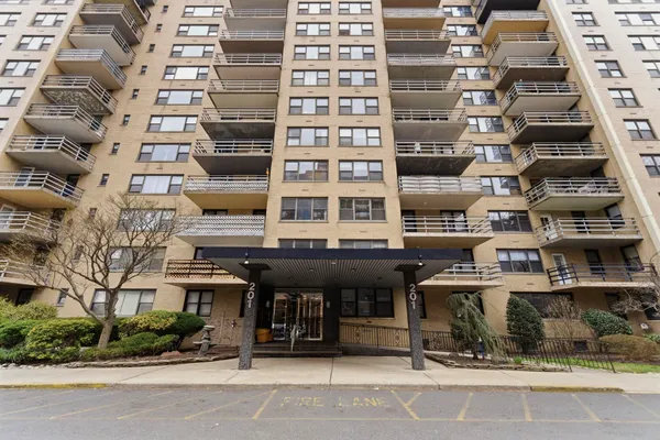 $1,975 | 201 St Pauls Avenue, Unit 17P, Jersey City, NJ 07306