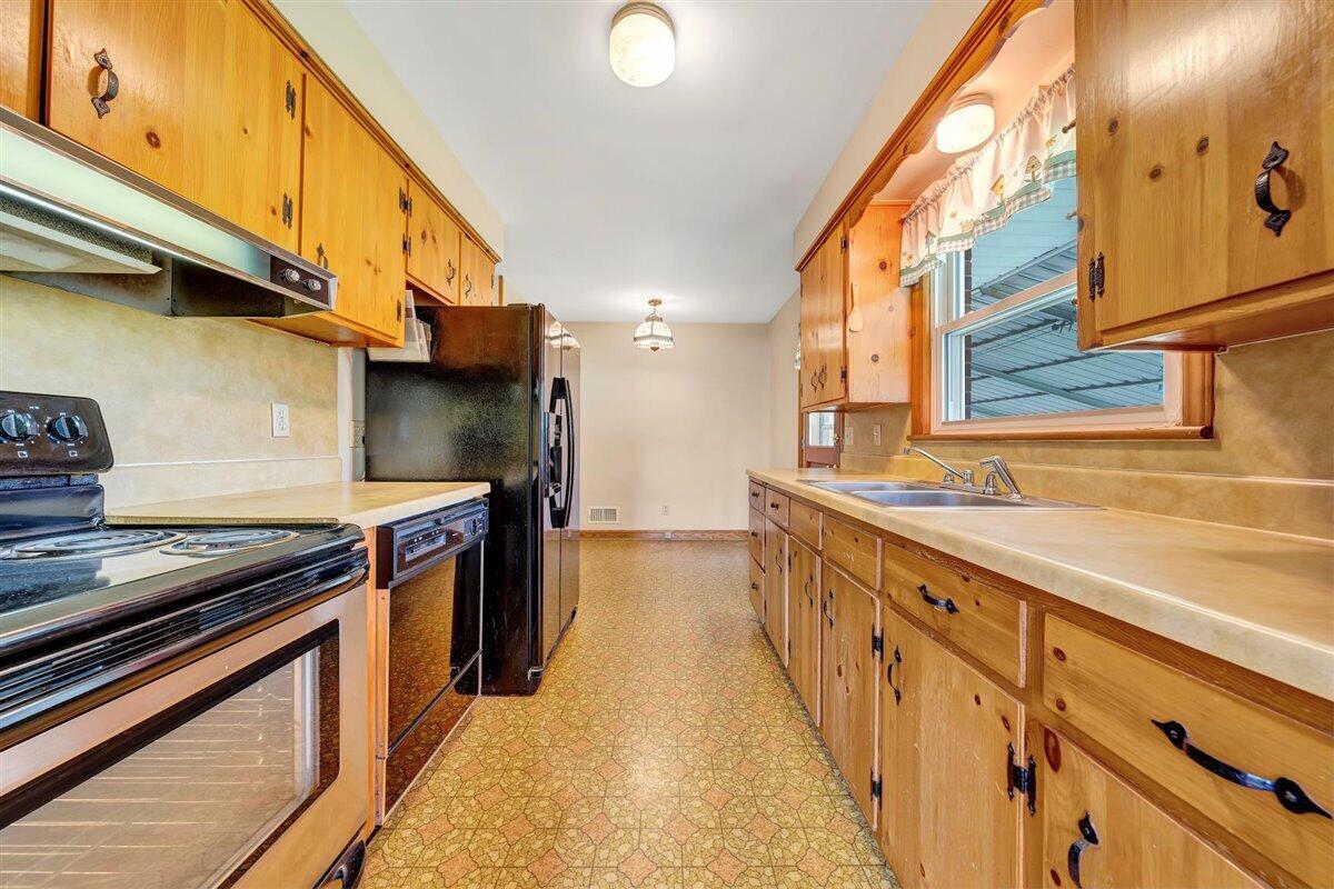 1808 Malvern Road Southwest Roanoke, VA 24015 - Photo 11 of 35 Kitchen