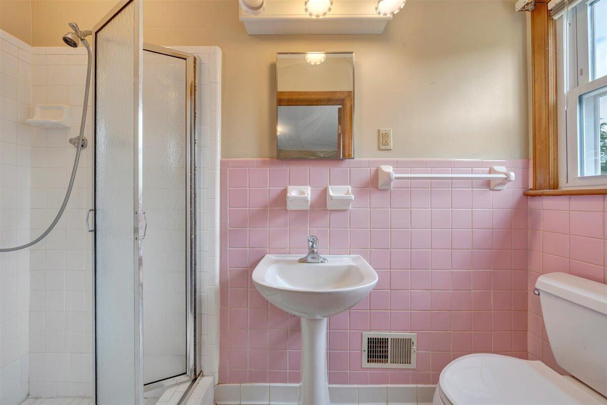 1808 Malvern Road Southwest Roanoke, VA 24015 - Photo 15 of 35 Master Bath