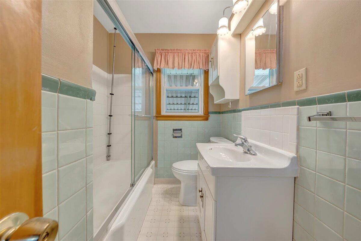 1808 Malvern Road Southwest Roanoke, VA 24015 - Photo 19 of 35 Hallway Bath