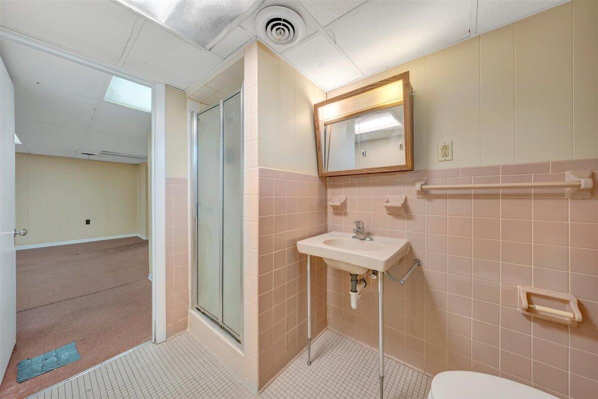 1808 Malvern Road Southwest Roanoke, VA 24015 - Photo 23 of 35 Basement Bath
