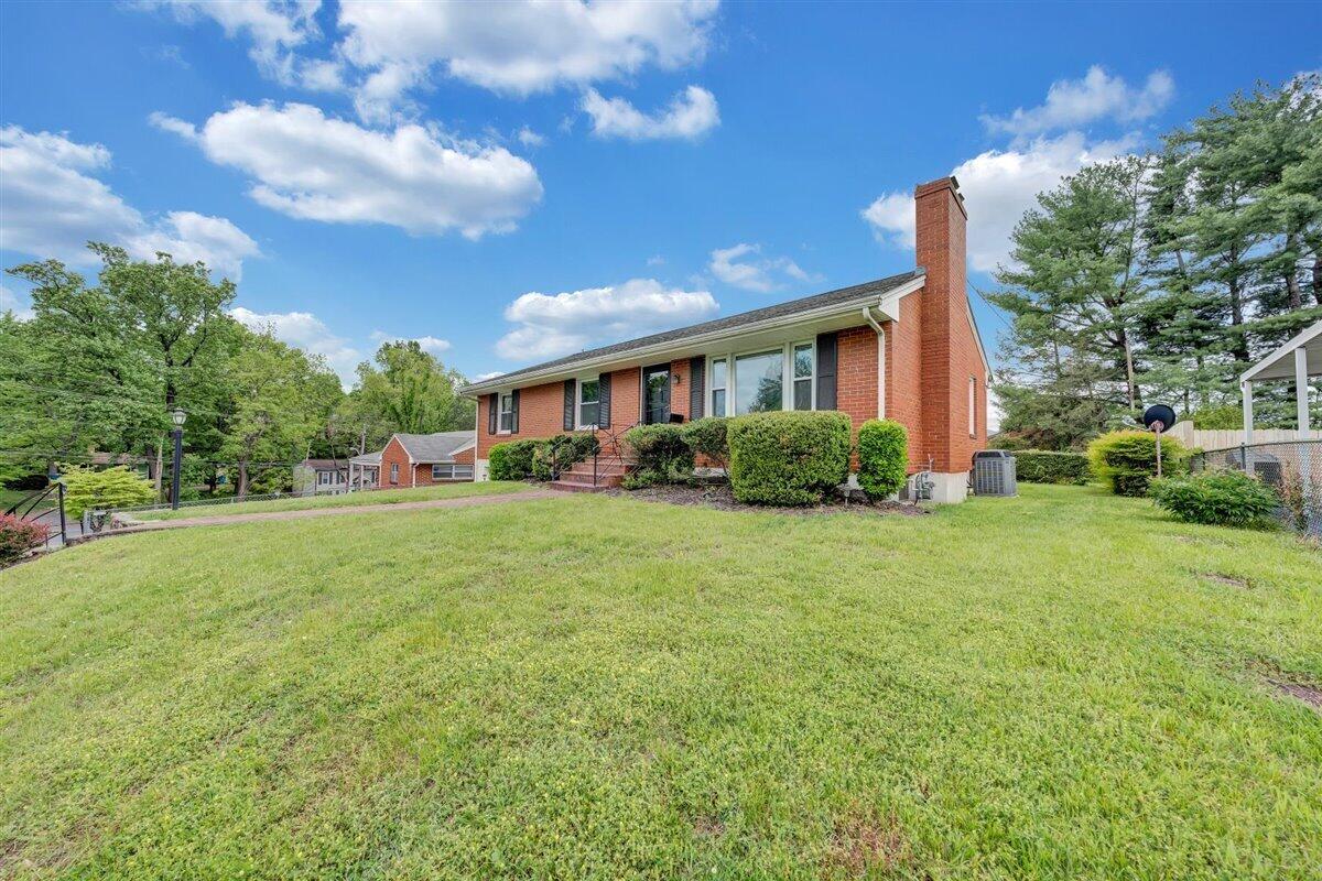 1808 Malvern Road Southwest Roanoke, VA 24015 - Photo 3 of 35 Front