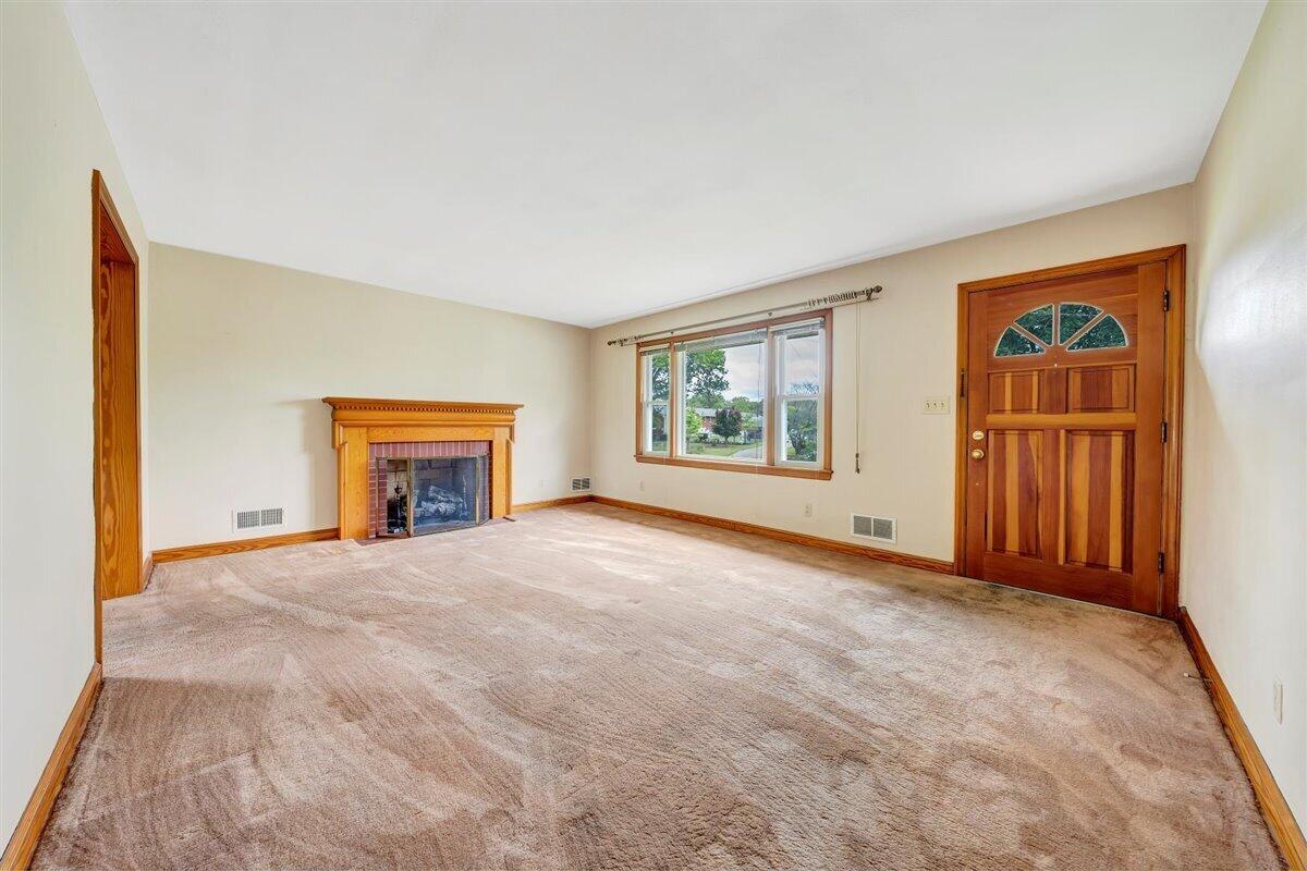 1808 Malvern Road Southwest Roanoke, VA 24015 - Photo 4 of 35 Living Room