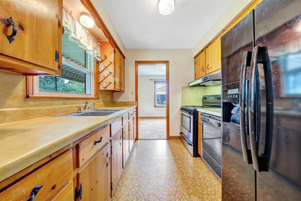 1808 Malvern Road Southwest Roanoke, VA 24015 - Photo 10 of 35 Kitchen