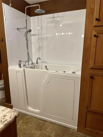 a view of a utility room with dryer and washer