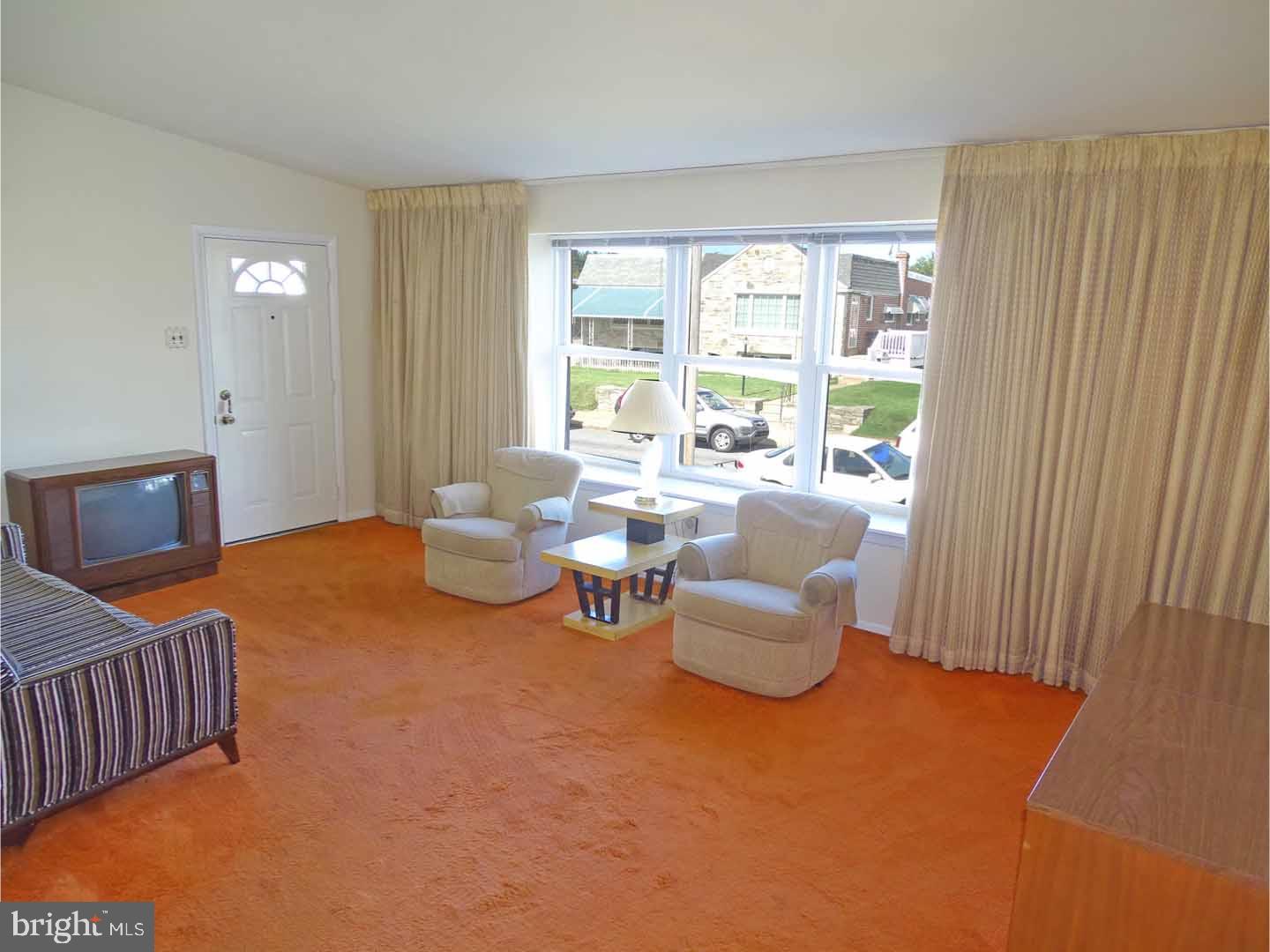 8841 Blue Grass Road Philadelphia, PA 19152 - Photo 7 of 25 Living Room