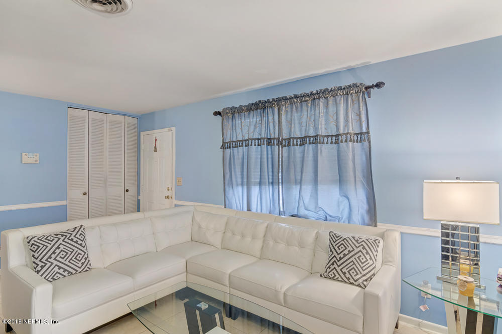 4604 Barnes Road South Jacksonville, FL 32207 - Photo 4 of 8 living room