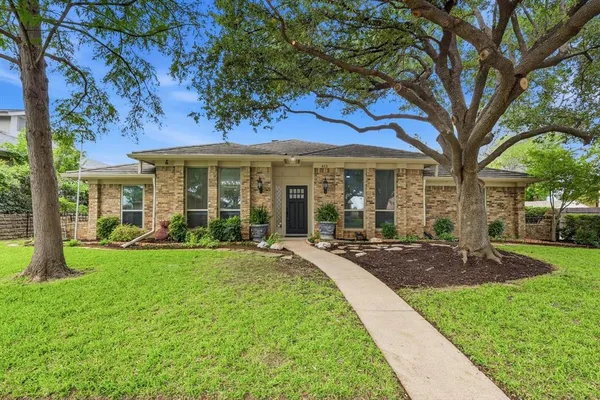 $679,900 | 413 Blue Jay Court, Bedford, TX 76021