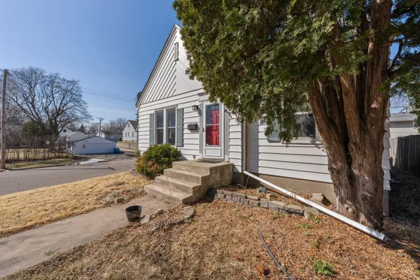 $2,495 | 2901 Zenith Avenue North, Robbinsdale, MN 55422