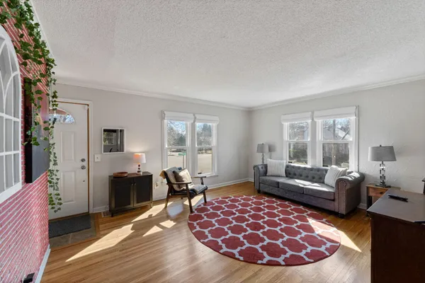 $2,495 | 2901 Zenith Avenue North, Robbinsdale, MN 55422