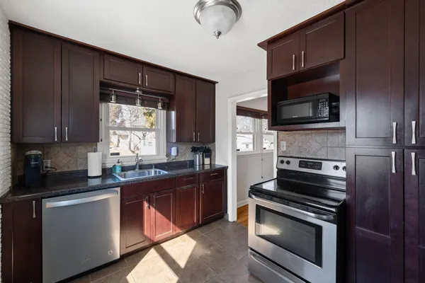 $2,495 | 2901 Zenith Avenue North, Robbinsdale, MN 55422