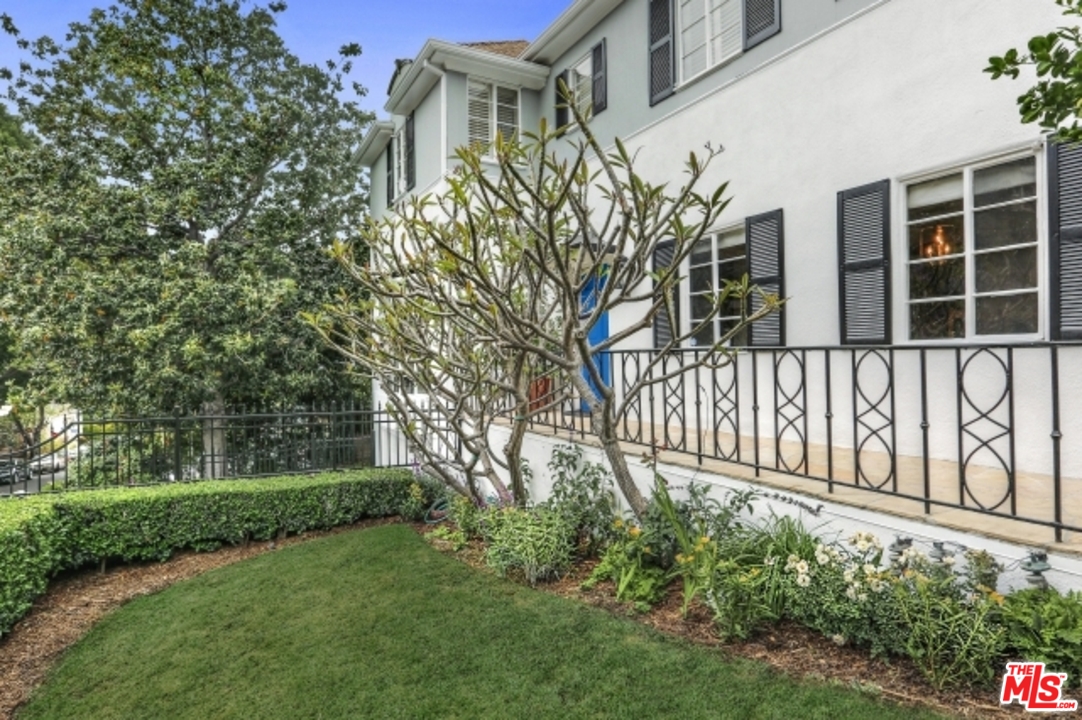 5743 Spring Oak Drive Los Angeles, CA 90068 - Photo 3 of 27