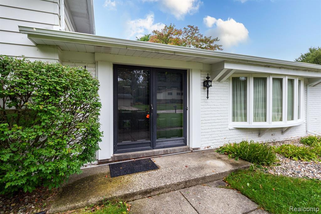 7066 Valleybrook Road West Bloomfield, MI 48322 - Photo 4 of 42